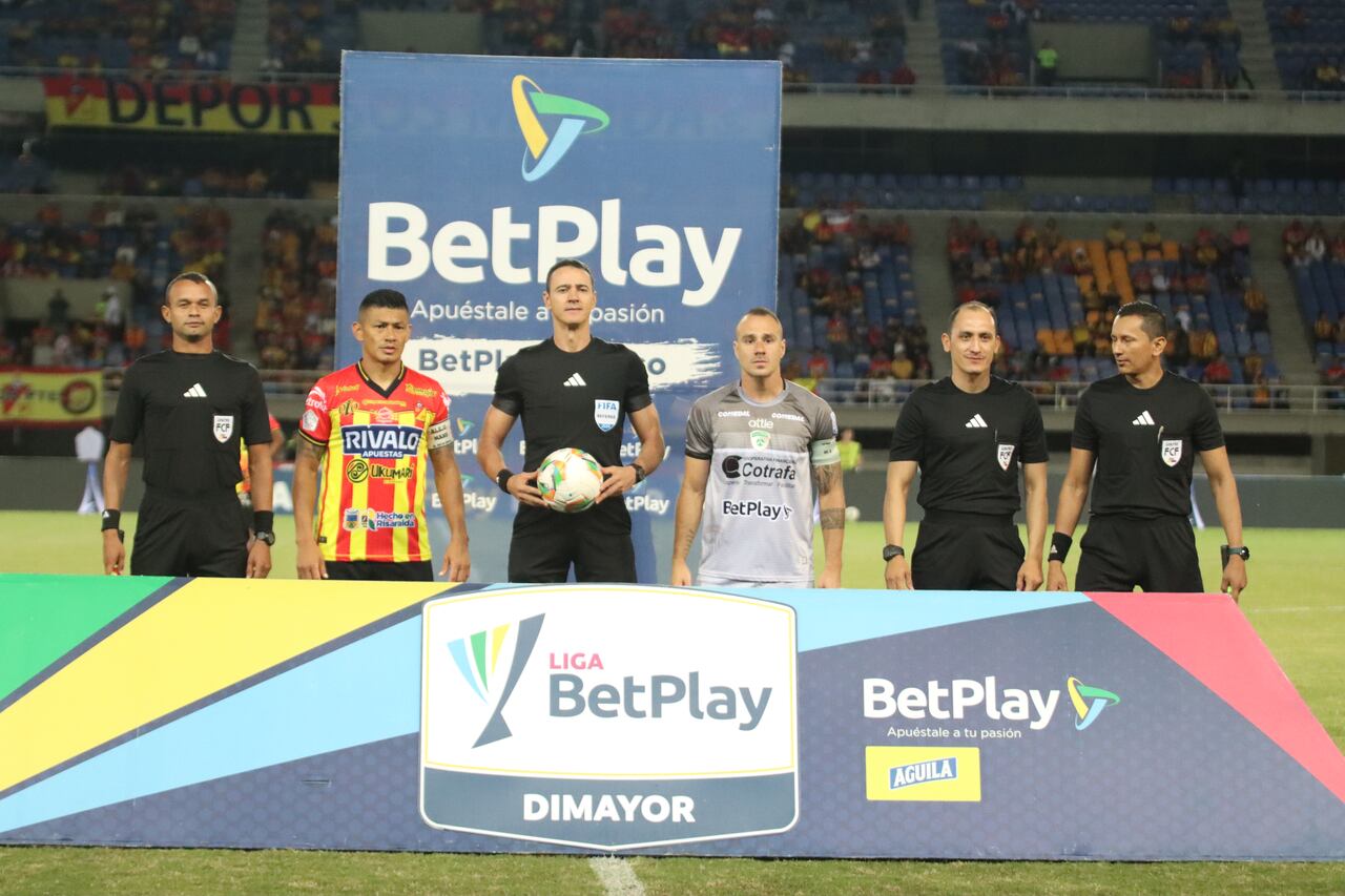 Jhonny Vásquez, del Deportivo Pereira, en su último partido con en el fútbol profesional. A la derecha tiene el árbitro central del partido, Wilmar Roldán.