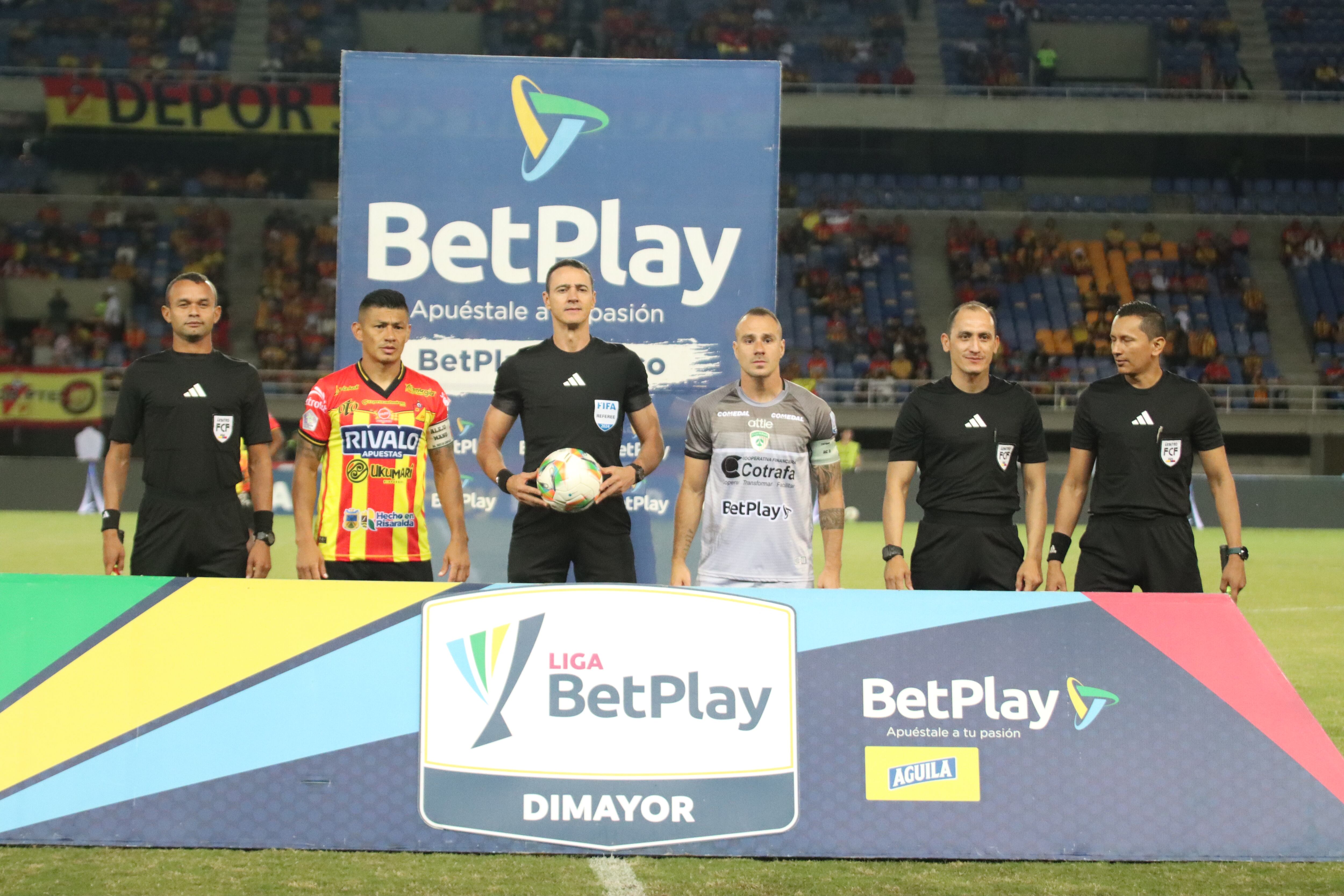 Jhonny Vásquez, del Deportivo Pereira, en su último partido con en el fútbol profesional. A la derecha tiene el árbitro central del partido, Wilmar Roldán.