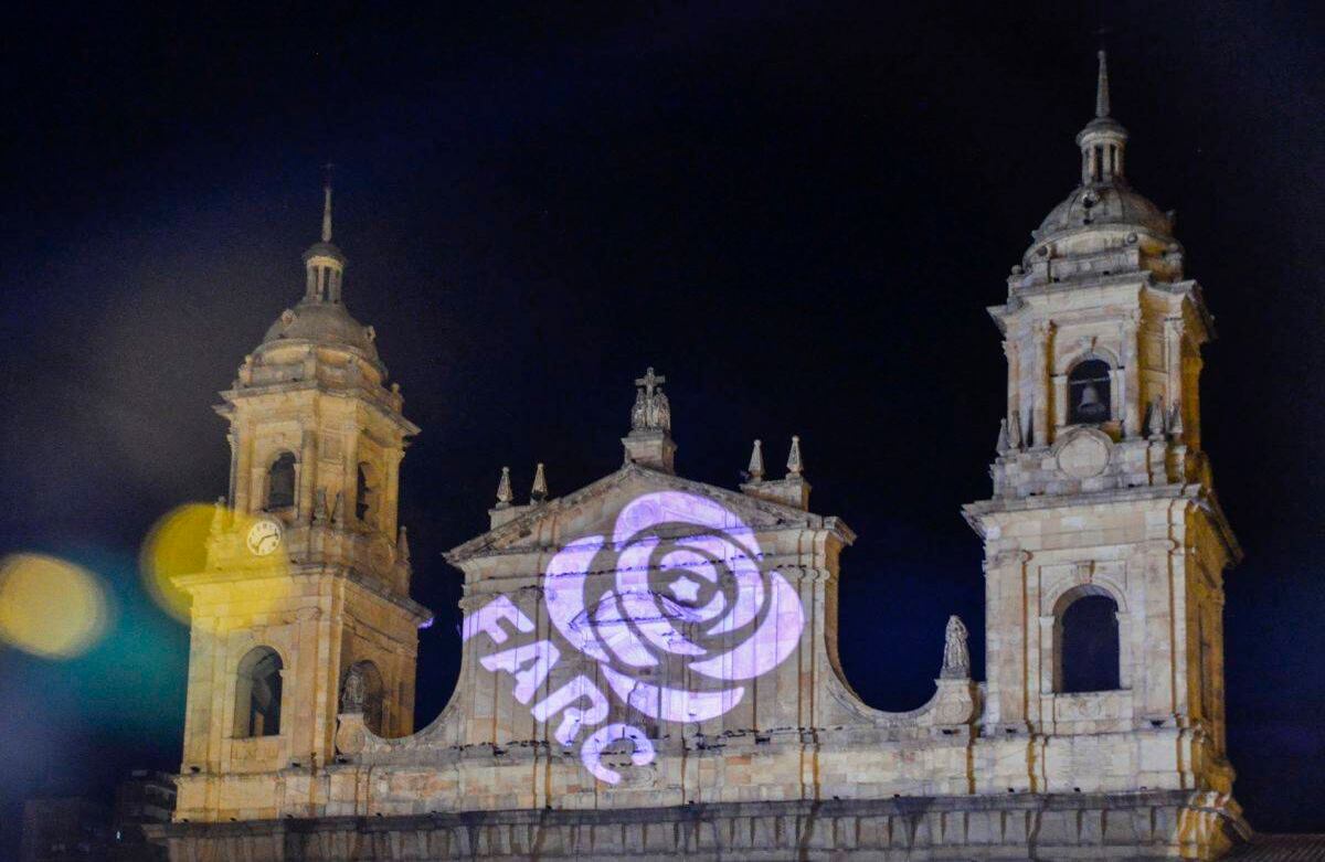 El logotipo del movimiento político de las Farc alumbra la Catedral Primada de Bogotá. Foto: Diana Rey Melo / SEMANA