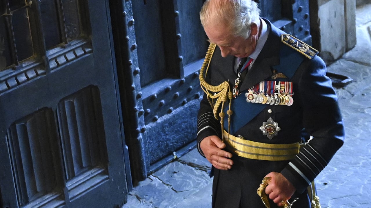 Las terribles enfermedades que podrían evidenciarse con la inflamación de las manos del rey Carlos III.