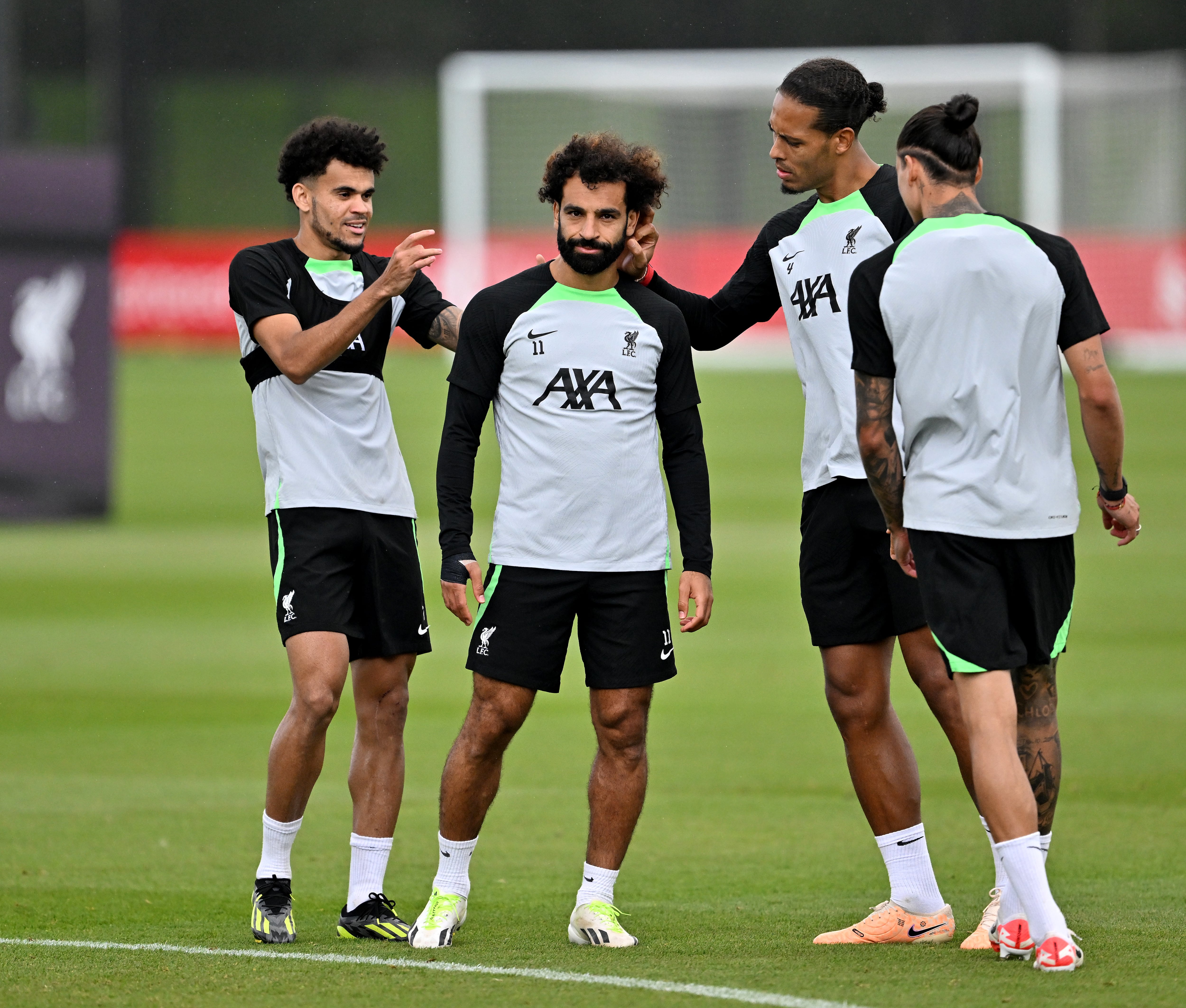Mohamed Salah, Luis Díaz y Virgil van Dijk trabajando con Liverpool.