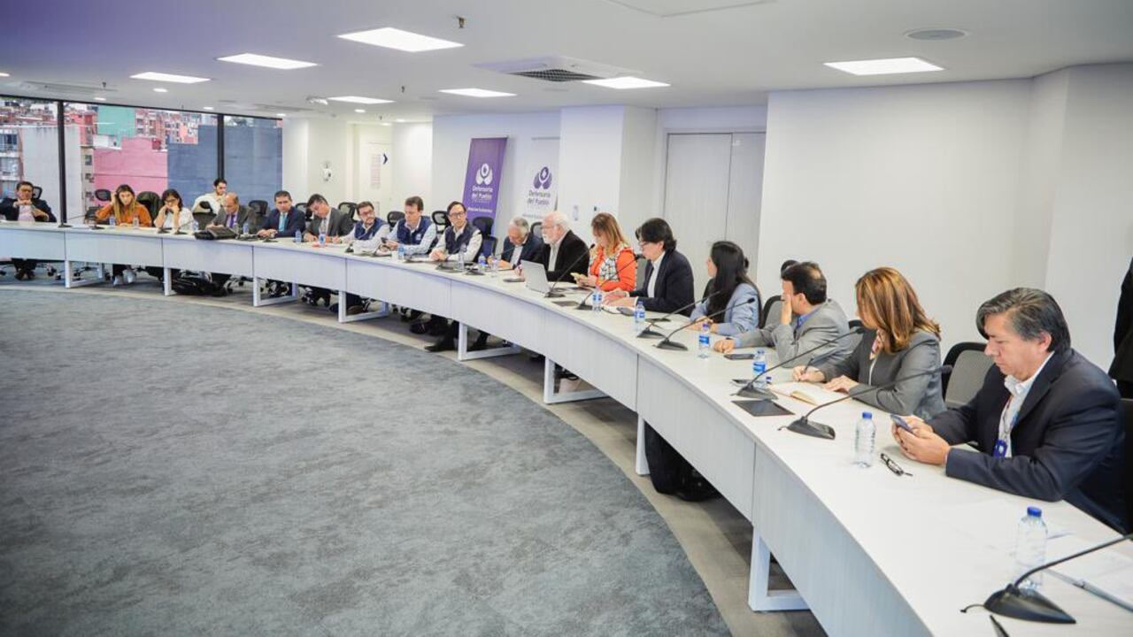 Ministro de Salud, Guillermo Alfonso Jaramillo; Ana María Vesga, presidente ejecutiva de Acemi en mesas técnicas para hablar sobre las EPS