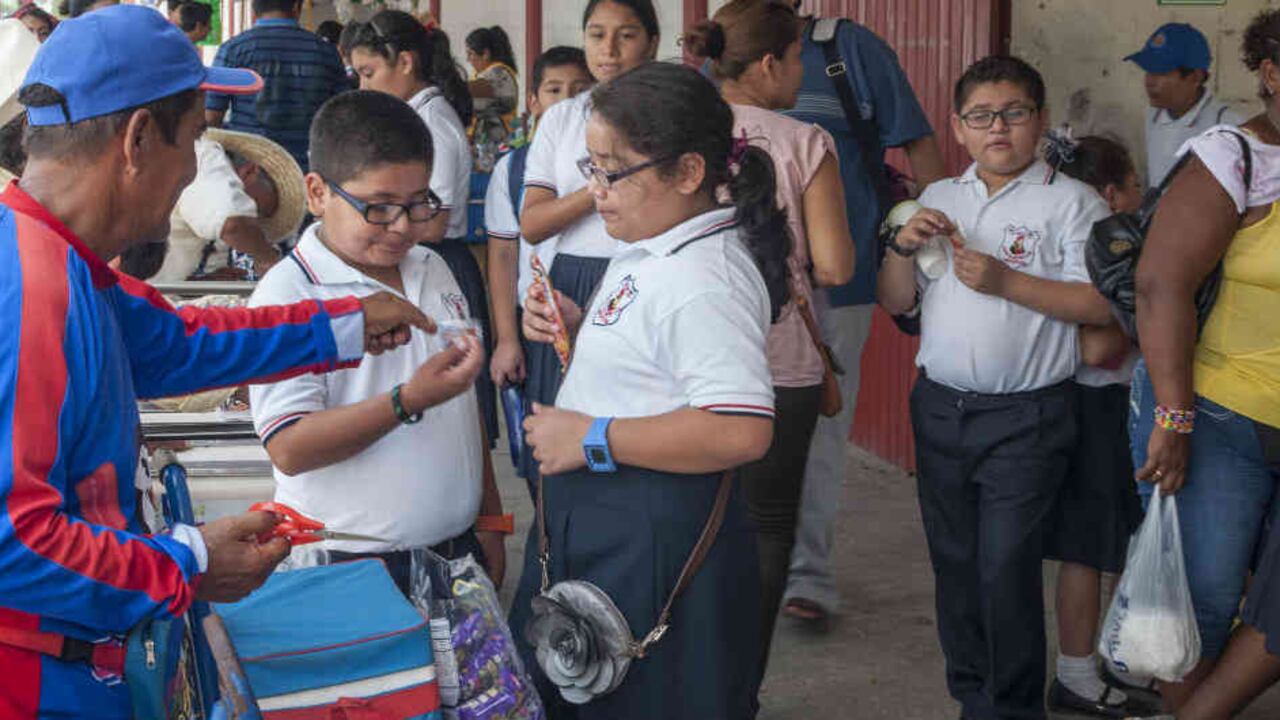 Según cifras de la Encuesta Nacional de Salud Escolar de 2018, 82% de niños consume artículos de paquete una vez al día.