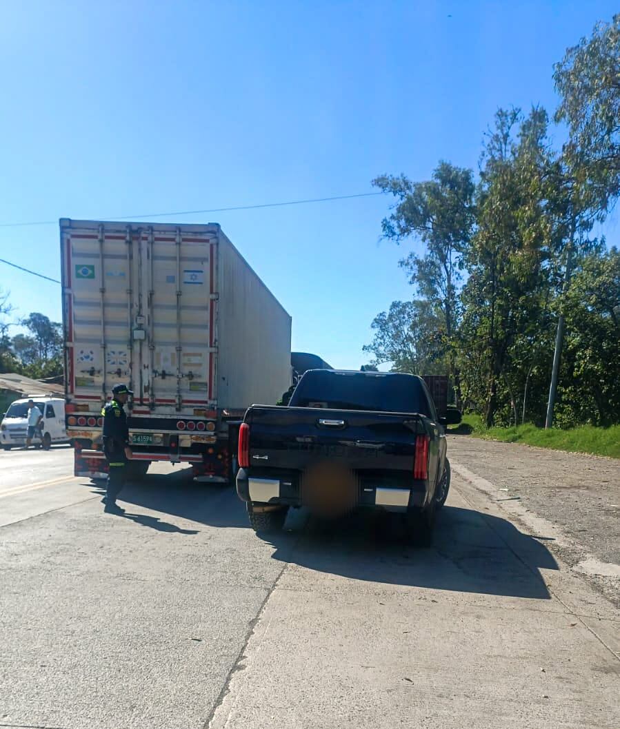 Momento en el que la Policía hace el alto al vehículo negro en el que se movilizaba alias Tito el Borracho, un narco buscado por el FBI.