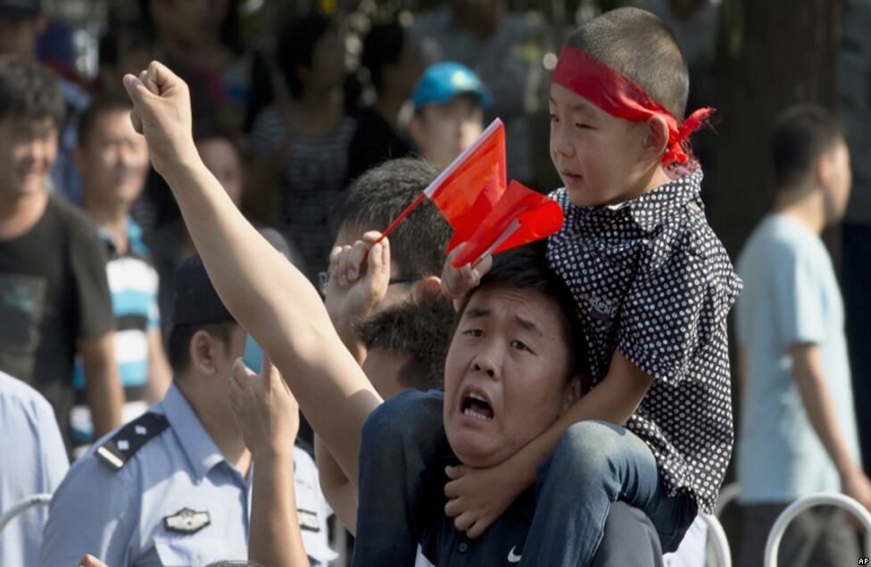 Durante las protestas, hubo quema de banderas y autos japoneses. Hubo informes de ataques contra un concesionario de Toyota en China.