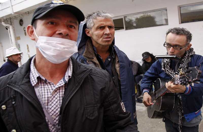 El músico Charly Rodríguez llega al Centro de Acogida Oscar Javier Molina en Puente Aranda. Perteneció al grupo Son Callejero y cantó con los mejores grupos de música tropical del país, espera recuperarse pronto. Foto: León Darío Peláez.