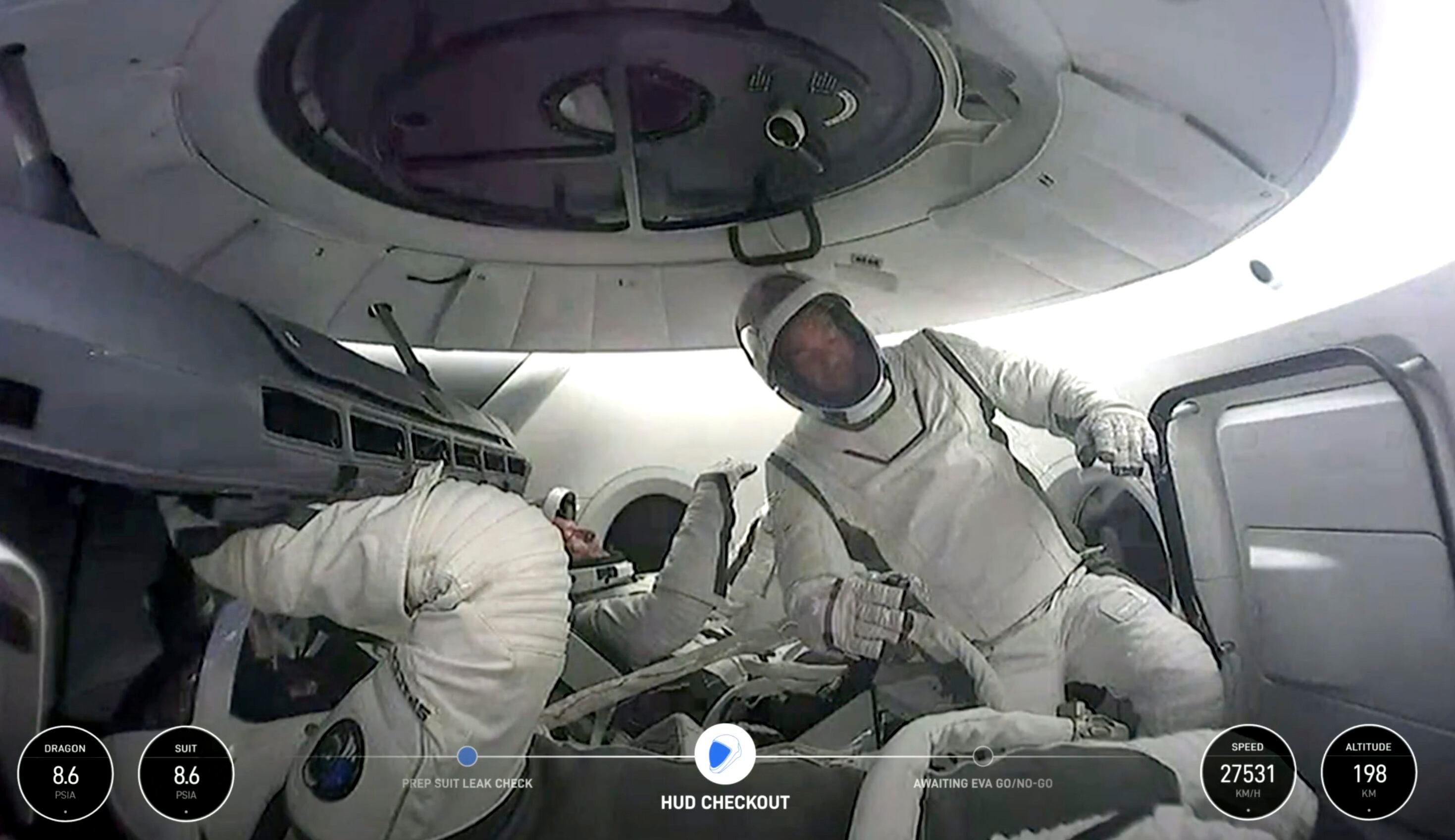 Esta imagen tomada de un video de SpaceX muestra a la tripulación de la primera caminata espacial privada dirigida por el multimillonario tecnológico Jared Isaacman dentro de la cápsula, el jueves 12 de septiembre de 2024. (SpaceX vía AP)