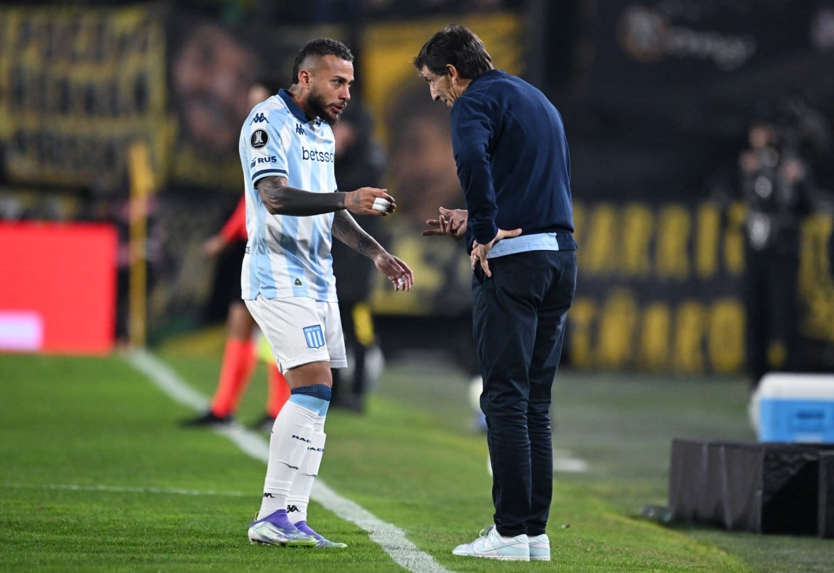 Duván Vergara habla con Gustavo Costas.