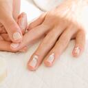 Mantener las manos hidratadas es clave para preservar la salud de la piel.