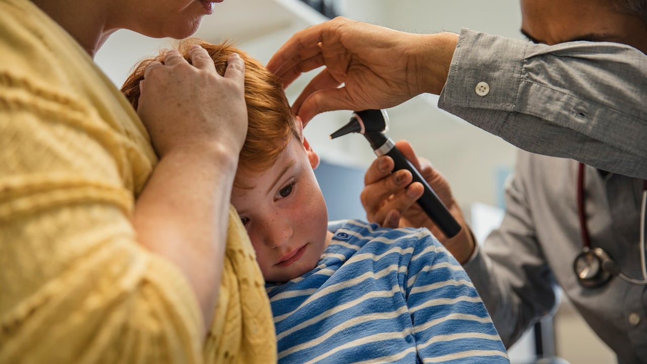 El dolor de oído puede ser causado por otitis.
