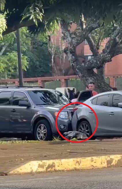 Pegados como un tren: así quedaron cinco vehículos estrellados en un semáforo del sur de Cali; las imágenes son increíbles.