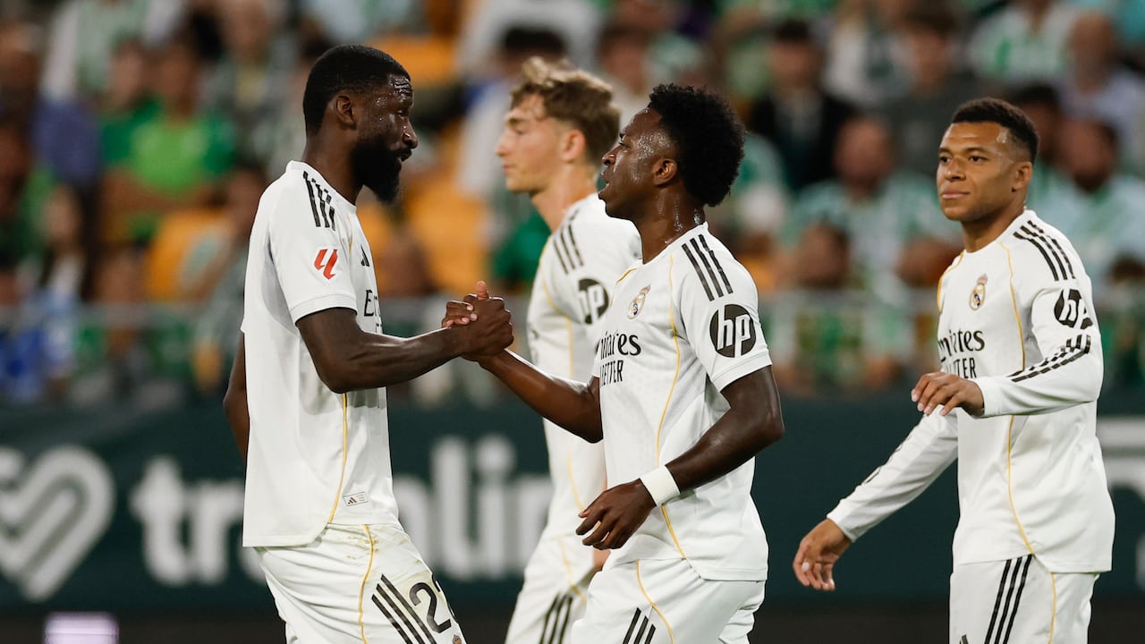 Antonio Rudiger se saluda con Vinicius.