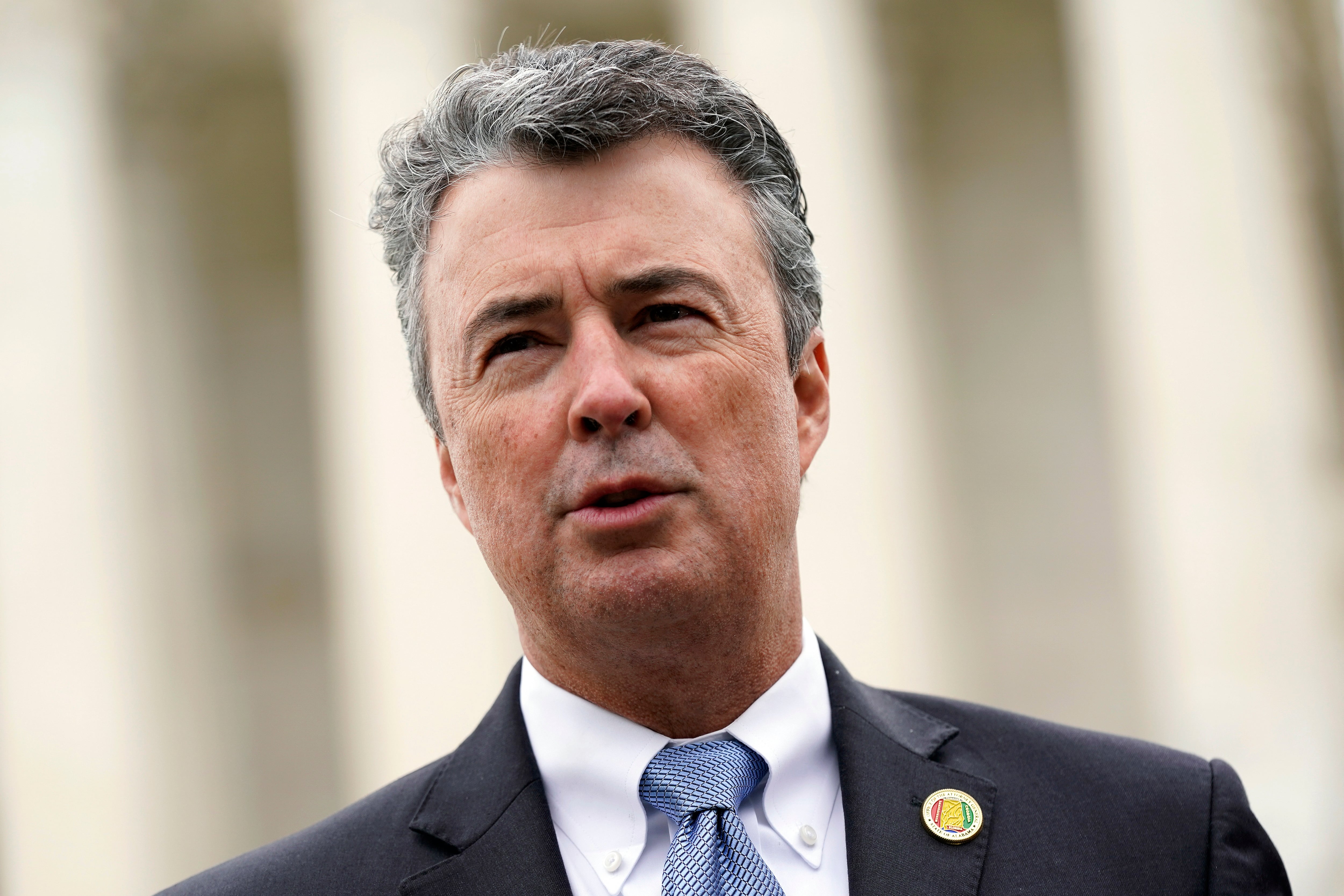 El fiscal general de Alabama, Steve Marshall, habla con miembros de los medios frente a la Corte Suprema en el Capitolio en Washington, el martes 4 de octubre de 2022. El viernes 25 de agosto de 2023, la oficina del fiscal general de Alabama pidió a la Corte Suprema del estado que fijó una fecha de ejecución para el condenado a muerte Kenneth Eugene Smith, de 58 años.