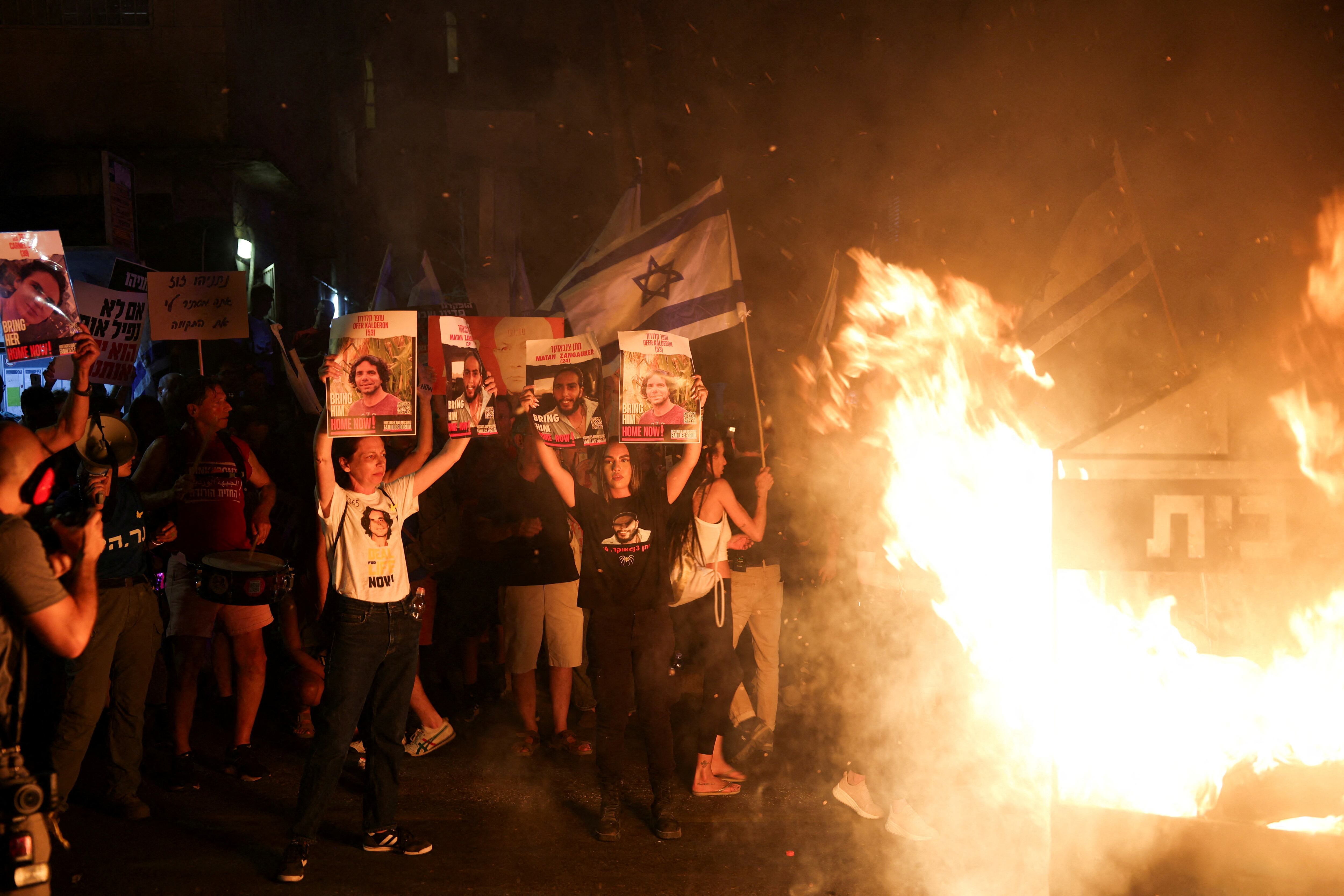 La gente protesta en un día de huelga y resistencia, en medio del conflicto entre Israel y Hamas, frente a la residencia del primer ministro israelí Benjamin Netanyahu en Jerusalén, el 27 de junio de 2024.