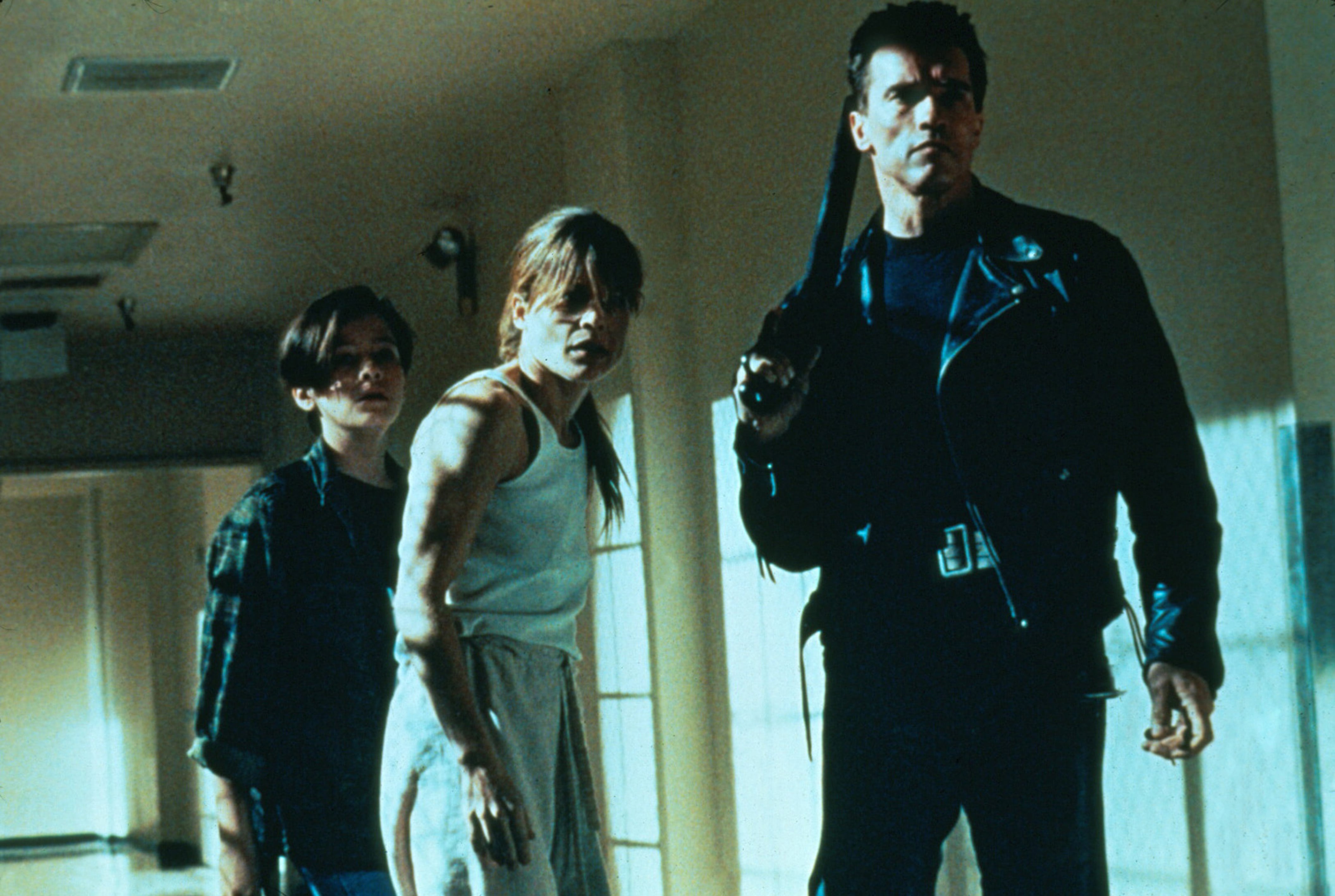 Los personajes de Arnold Schwarzenegger, Linda Hamilton y Edward Furlong, del mismo lado...