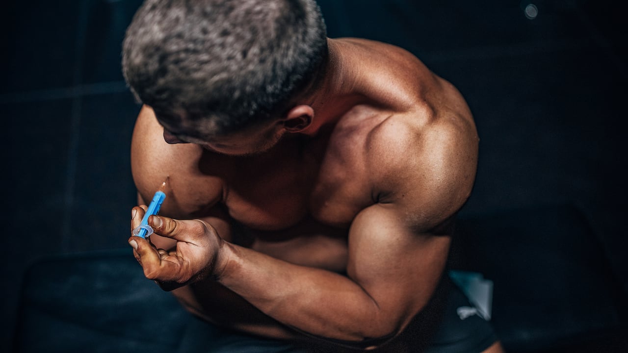 Cohen revisa datos biológicos en una pantalla, destacando la importancia de la optimización en la lucha contra el dopaje.