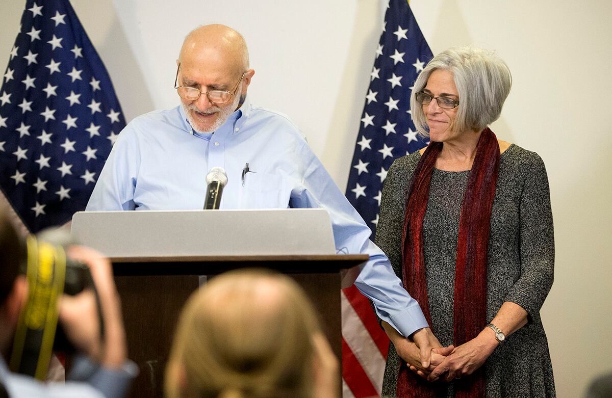 Alan Gross, el prisionero estadounidense liberado por Cuba luego de cinco años de cautiverio, toma la mano de su esposa Judy, durante una conferencia de prensa en Washington. (AP)