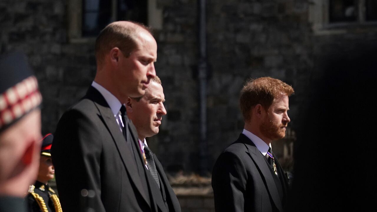 El príncipe William, el duque de Cambridge, Peter Phillips y el príncipe Harry caminan en la procesión, antes del funeral del príncipe Felipe de Gran Bretaña en el castillo de Windsor, Windsor, Inglaterra, el sábado 17 de abril de 2021. El príncipe Felipe murió el 9 de abril a la edad de 99 años después de 73 años de matrimonio con la reina Isabel II de Gran Bretaña. (Victoria Jones / Pool vía AP)