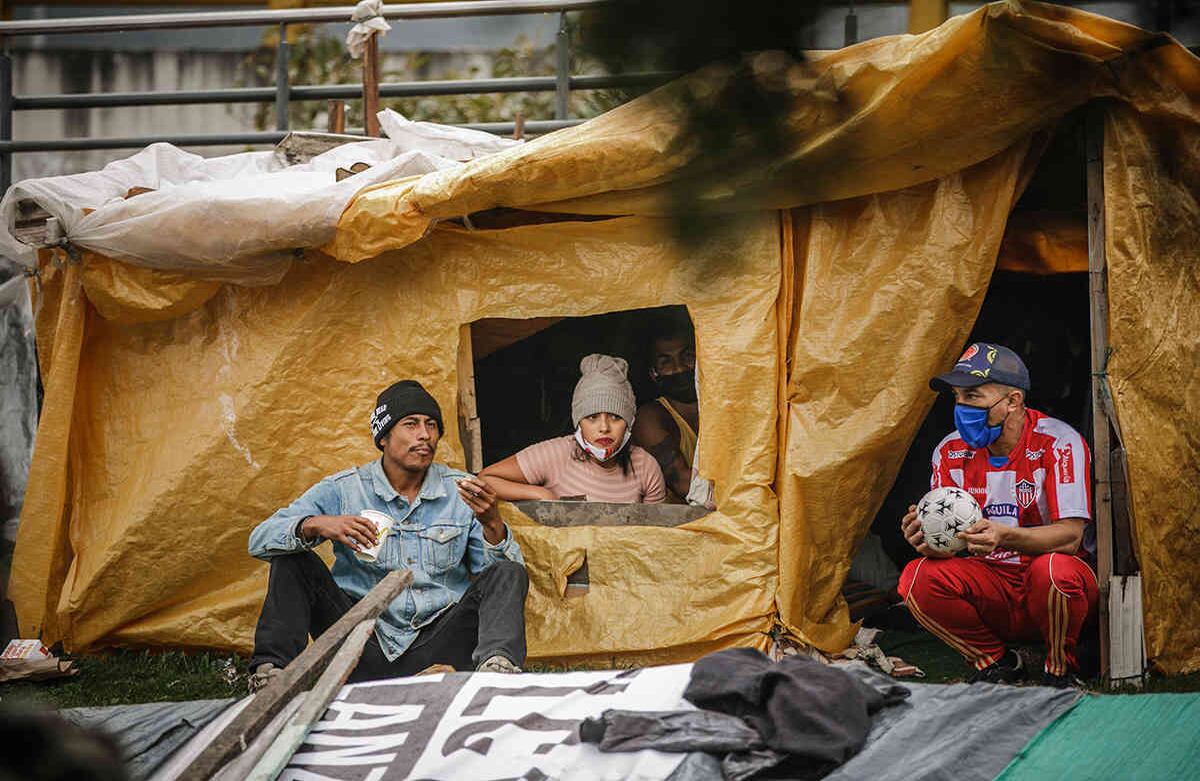 La presidencia de la República, el Ministerio de Deporte, el Ejército Nacional y McDonald’s se unieron en una iniciativa para entregar a la población vulnerable del barrio San Bernardo, en el centro de Bogotá, alrededor de 1.620 hamburguesas. Karen Salamanca-SEMANA