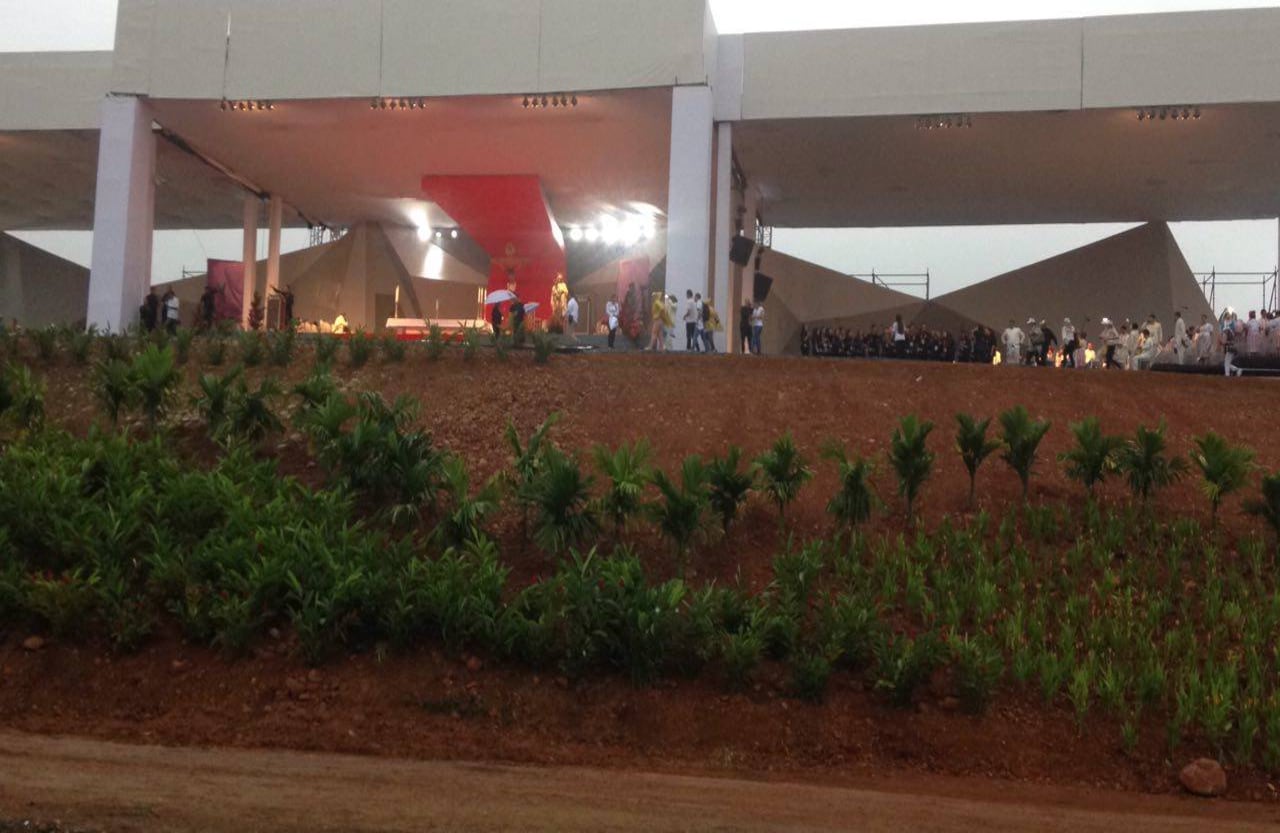 La luz del sol dejó ver la organización en Catama para recibir al papa Francisco en Villavicencio, capital del Meta. Foto: León Darío Peláez// SEMANA. 
