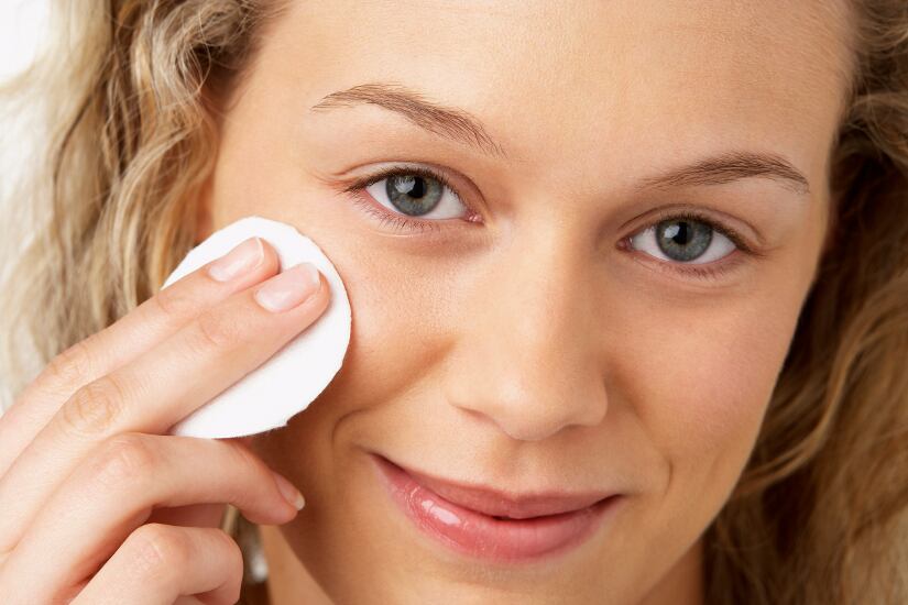 Limpiar el rostro ayudará a la piel.