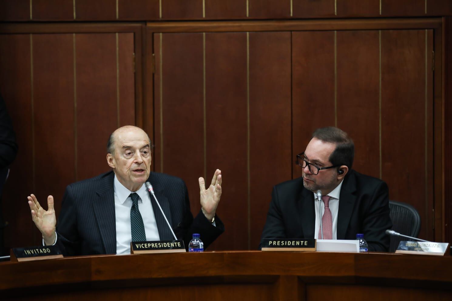 Canciller Álvaro Leyva en debate de control político con el Ministro del Interior Luis Fernando Velasco