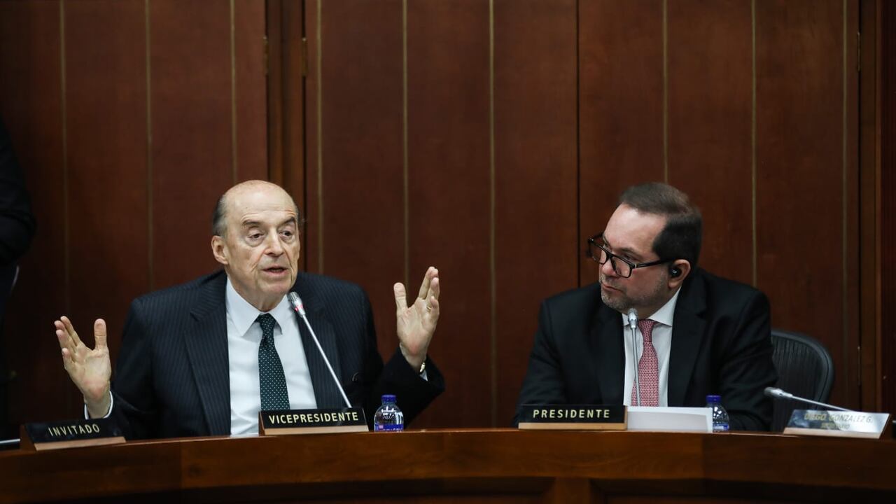 Canciller Álvaro Leyva en debate de control político con el Ministro del Interior Luis Fernando Velasco