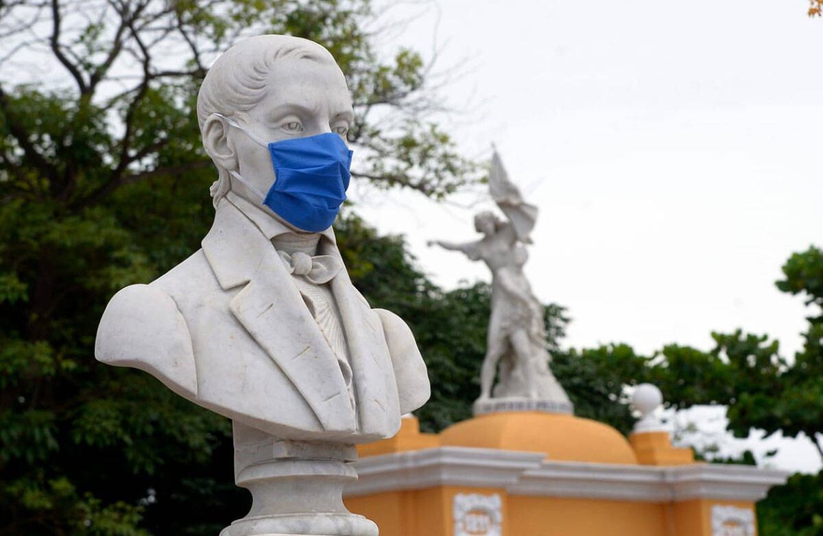 Desde Pedro de Heredia hasta Miguel de Cervantes, la India catalina, los bustos de los mártires, el Joe, Simón Bolívar y las gordas de Botero usan ahora tapabocas. Foto: Cortesía Alcaldía de Cartagena