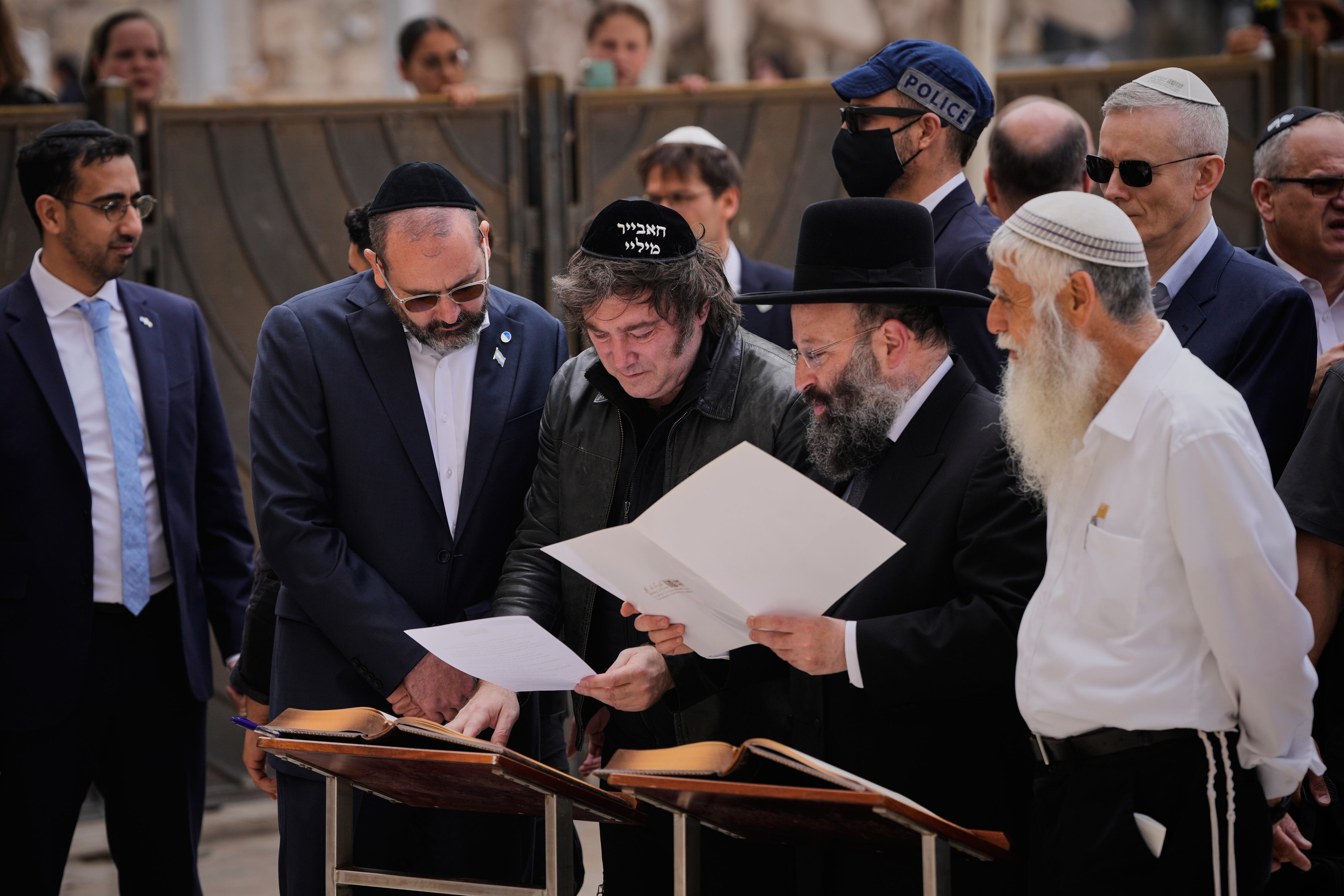El presidente de Argentina, Javier Milei, en el centro, visita el Muro de las Lamentaciones, el lugar más sagrado donde los judíos pueden orar, en la Ciudad Vieja de Jerusalén.