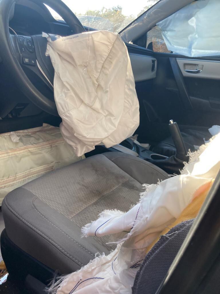 Dentro y fuera del carro no señales de que Leo estuviera lastimado