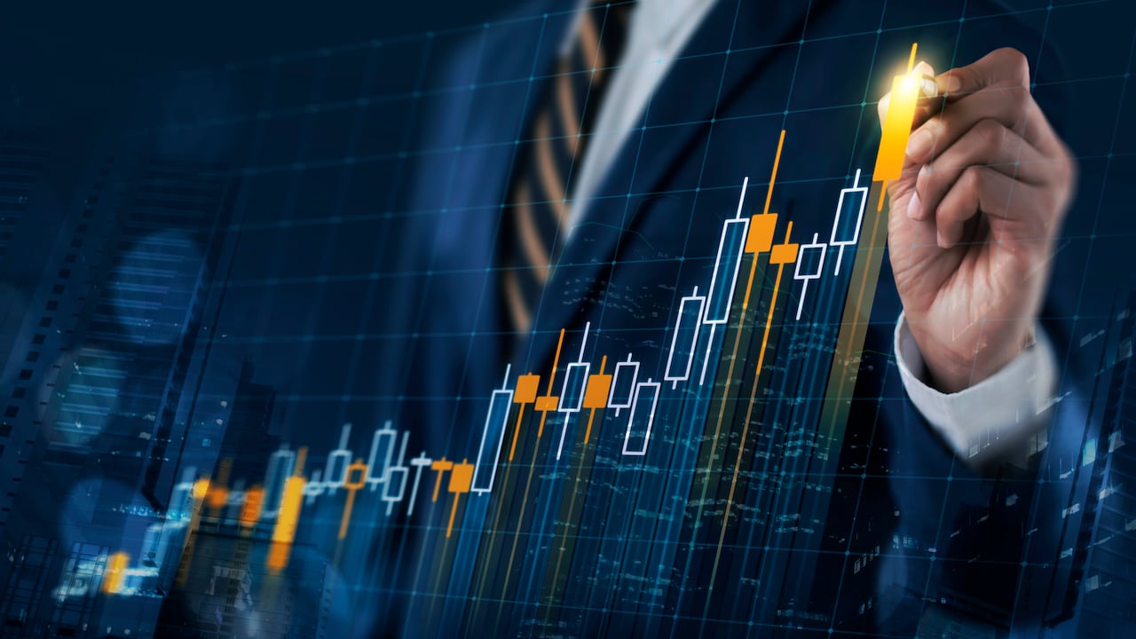 La estrategia combina crecimiento y eficiencia operativa.