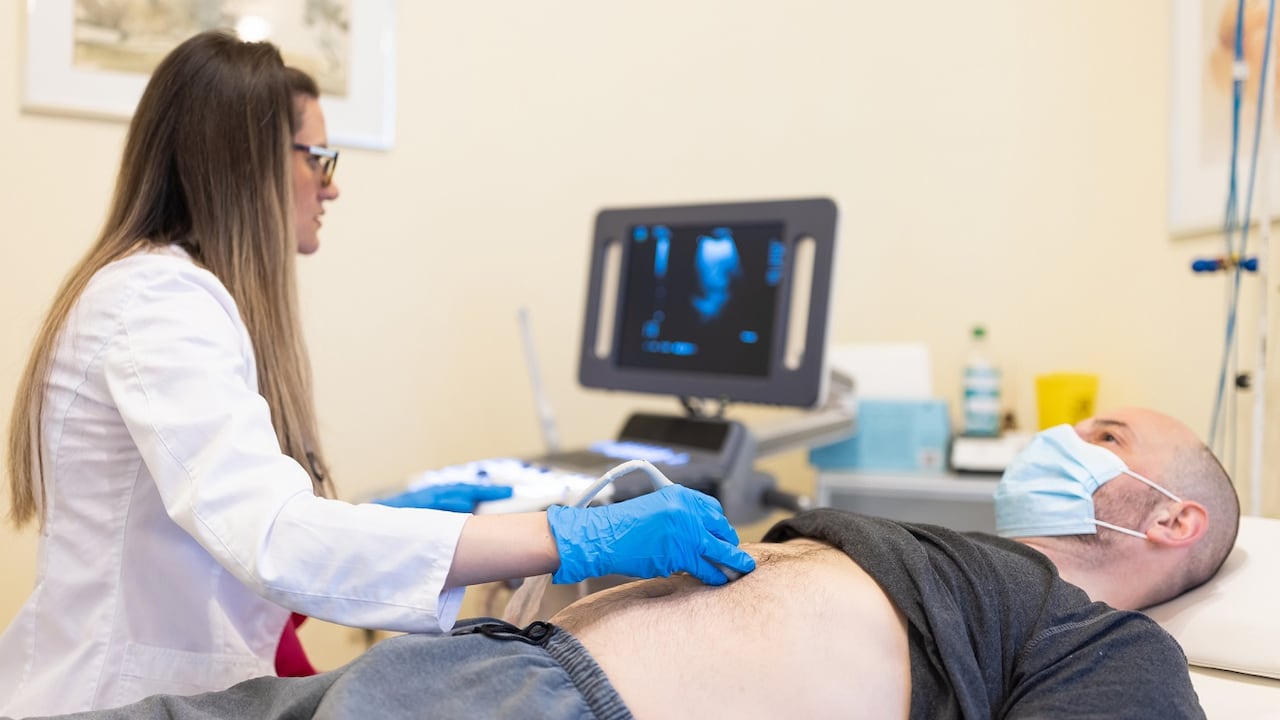 El cáncer de estómago se presenta con más frecuencia en los hombres que en las mujeres.