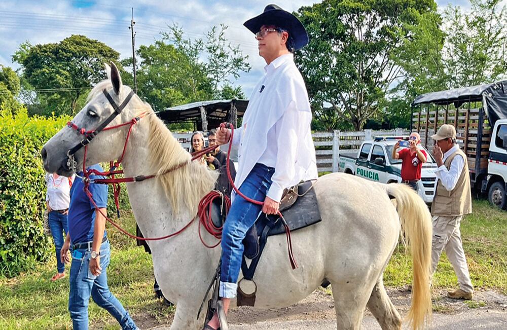 La campaña dio para todo, y Petro tuvo tiempo hasta para montar a caballo.