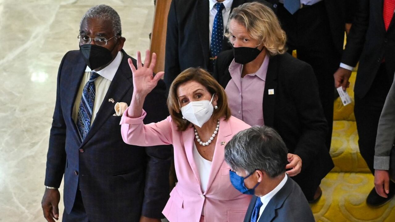 Esta foto del folleto, tomada y publicada por el Departamento de Información de Malasia el 2 de agosto de 2022, muestra a la presidenta de la Cámara de Representantes de EE. UU., Nancy Pelosi, saludando mientras sale de la Casa del Parlamento después de una reunión con funcionarios de Malasia en Kuala Lumpur (Foto de NAZRI RAPAAI / DEPARTAMENTO DE INFORMACIÓN DE MALASIA / AFP)