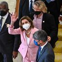 Esta foto del folleto, tomada y publicada por el Departamento de Información de Malasia el 2 de agosto de 2022, muestra a la presidenta de la Cámara de Representantes de EE. UU., Nancy Pelosi, saludando mientras sale de la Casa del Parlamento después de una reunión con funcionarios de Malasia en Kuala Lumpur (Foto de NAZRI RAPAAI / DEPARTAMENTO DE INFORMACIÓN DE MALASIA / AFP)