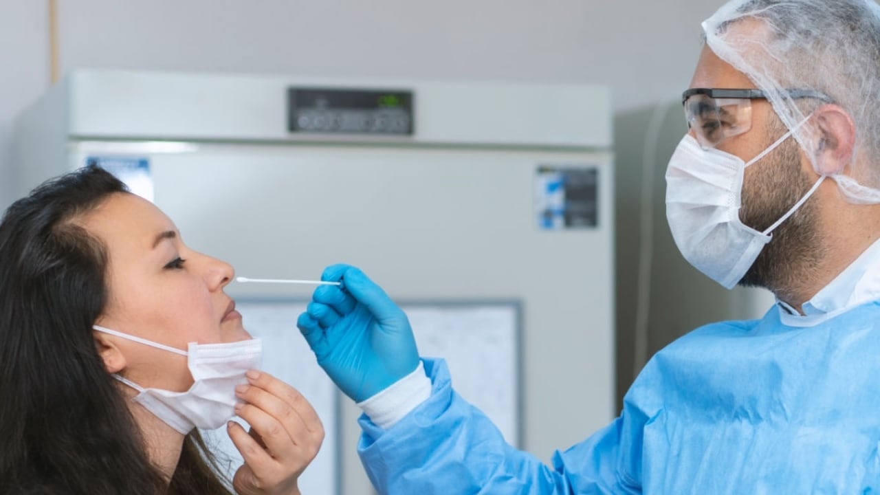 El aislamiento preventivo se redujo de 14 a 7 días, anunció el Ministerio de Salud.