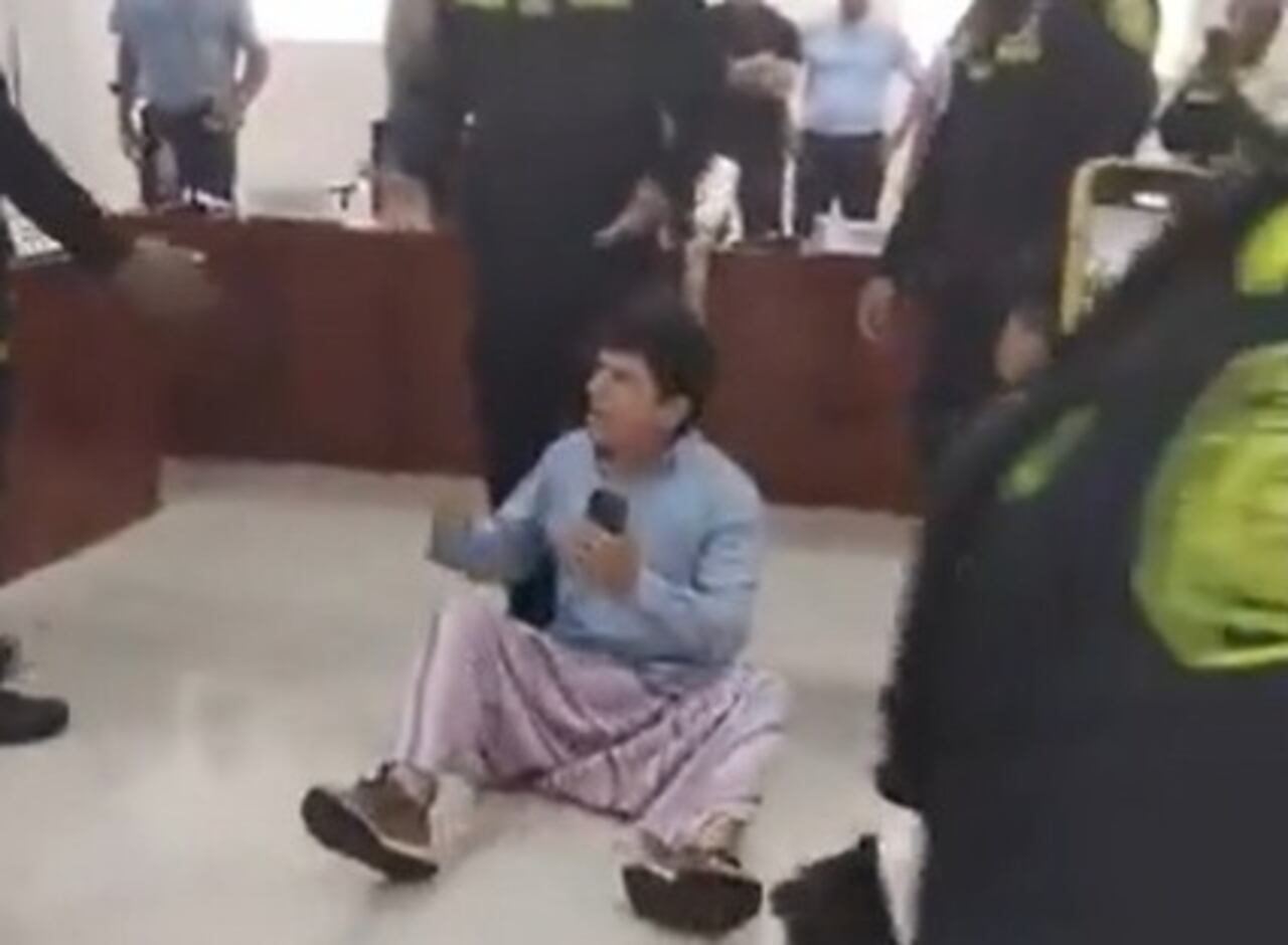 Concejal 'Mono' Martínez es retirado a la fuerza por la Policía.