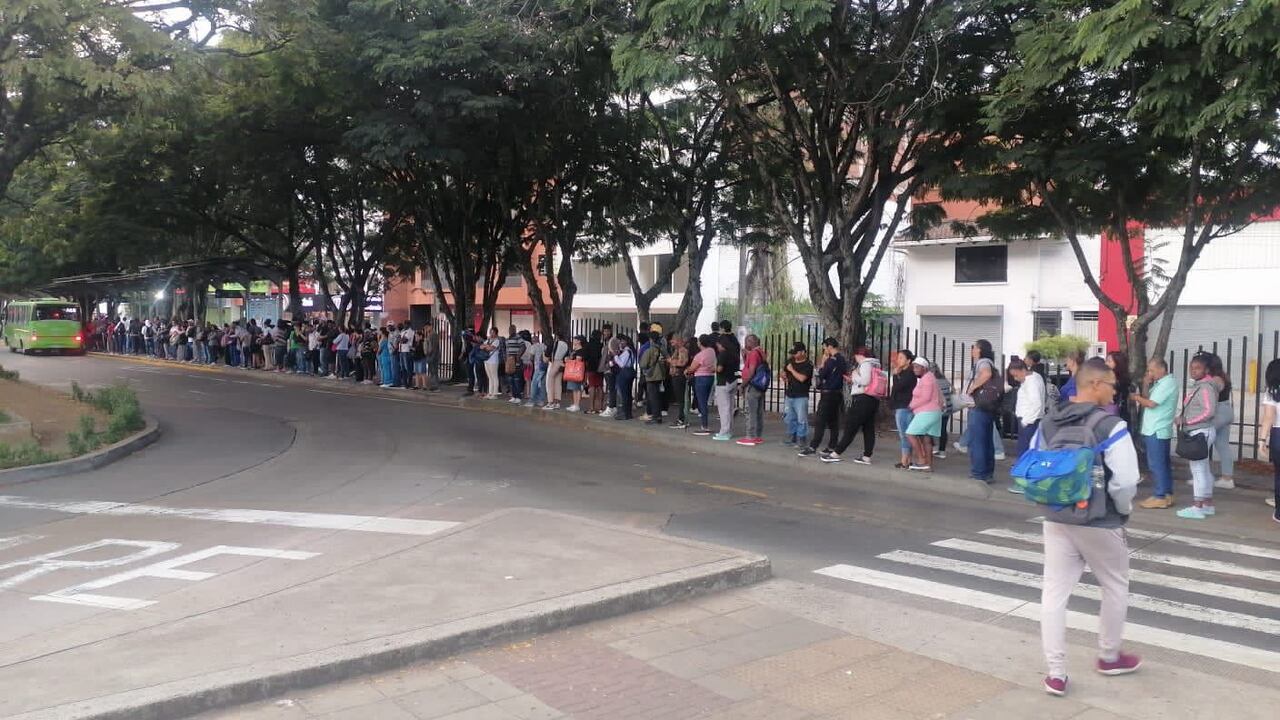 Las largas filas se registran en varios puntos de la ciudad.