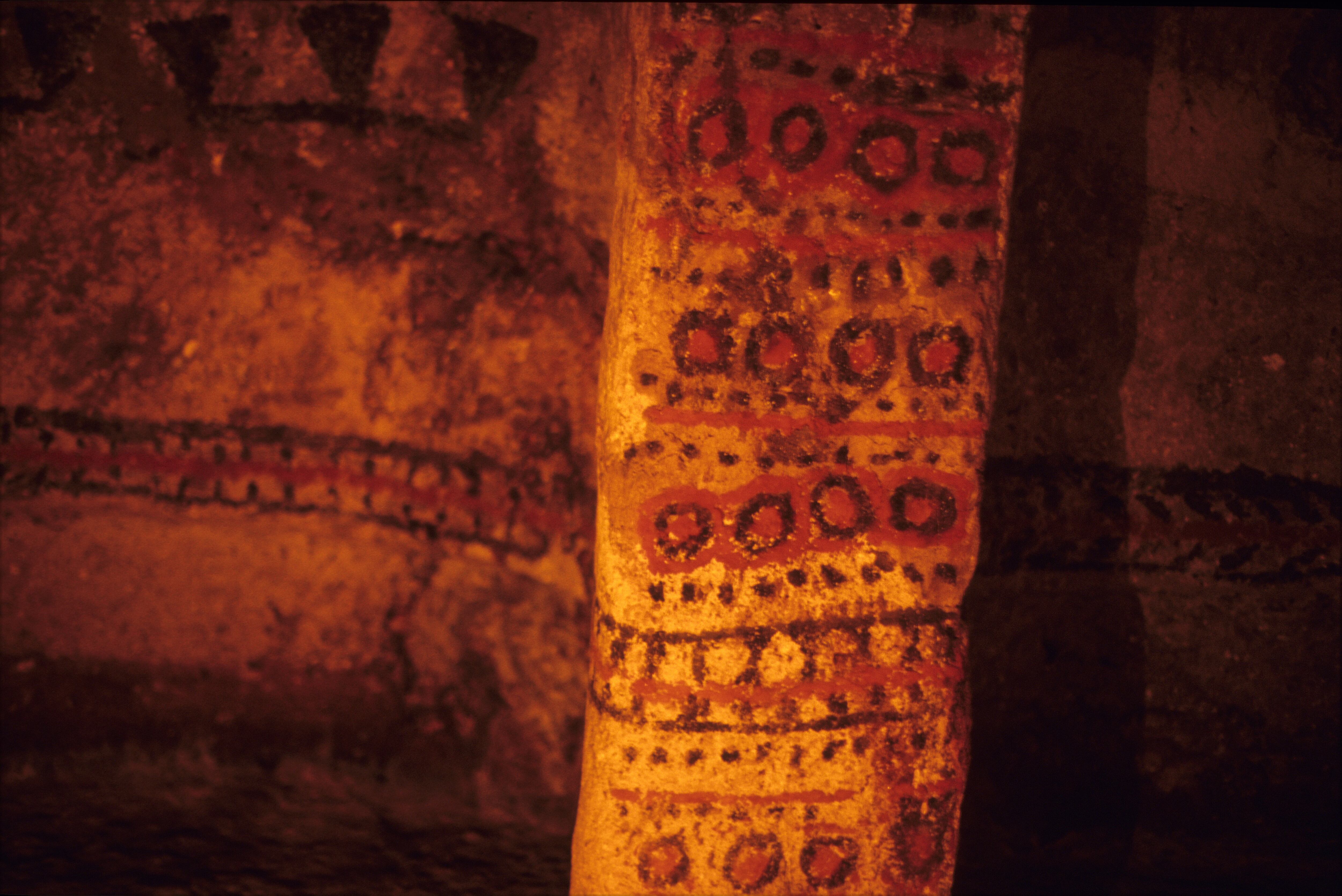 Aunque estos vestigios arqueológicos yacen debajo de la tierra, están ubicados principalmente en las superficies altas del territorio.