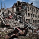 Las casas destruidas se ven después del bombardeo ruso en Soledar, región de Donetsk, Ucrania, el martes 24 de mayo de 2022.