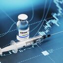 Vacuna COVID-19 y jeringa sentadas sobre el fondo del gráfico financiero azul - Vacuna COVID-19 y mercado de valores y concepto financiero