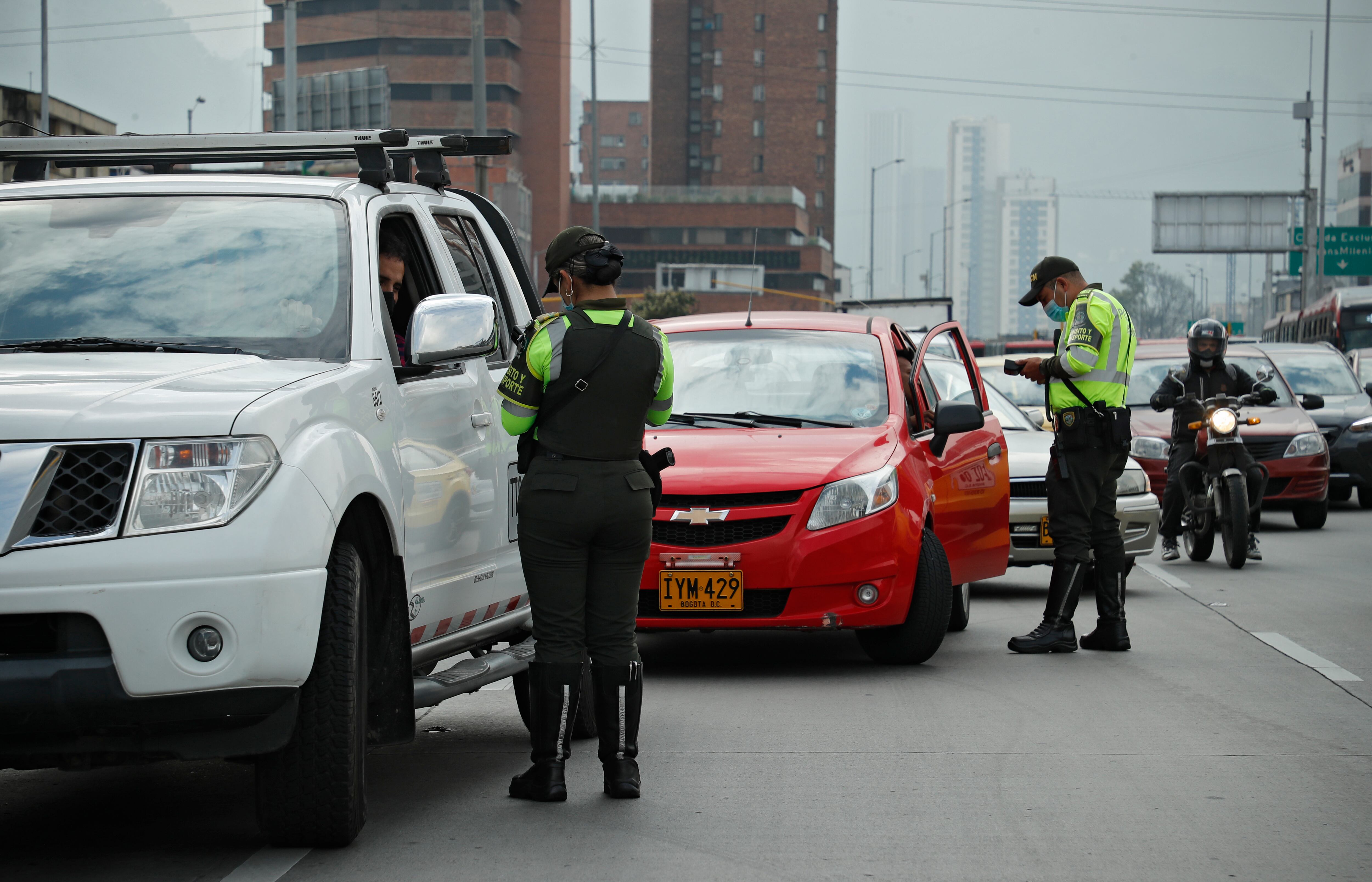 Movilidad en Bogotá en la primera semana de pico y placa todo el dia puesto de control policia de transito
Bogotá enero 12 del 2022
Foto Guillermo Torres Reina