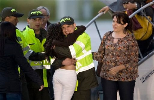 Después de permanecer durante algunos minutos en el aeropuerto Alfonso Bonilla Aragón, en Cali, el mayor de la Policía Guillermo Solórzano y el cabo del Ejécito Salín Antonio Sanmiguel Valderrama llegaron a la base militar de Catam, en Bogotá, donde se reencontraron con su familia.