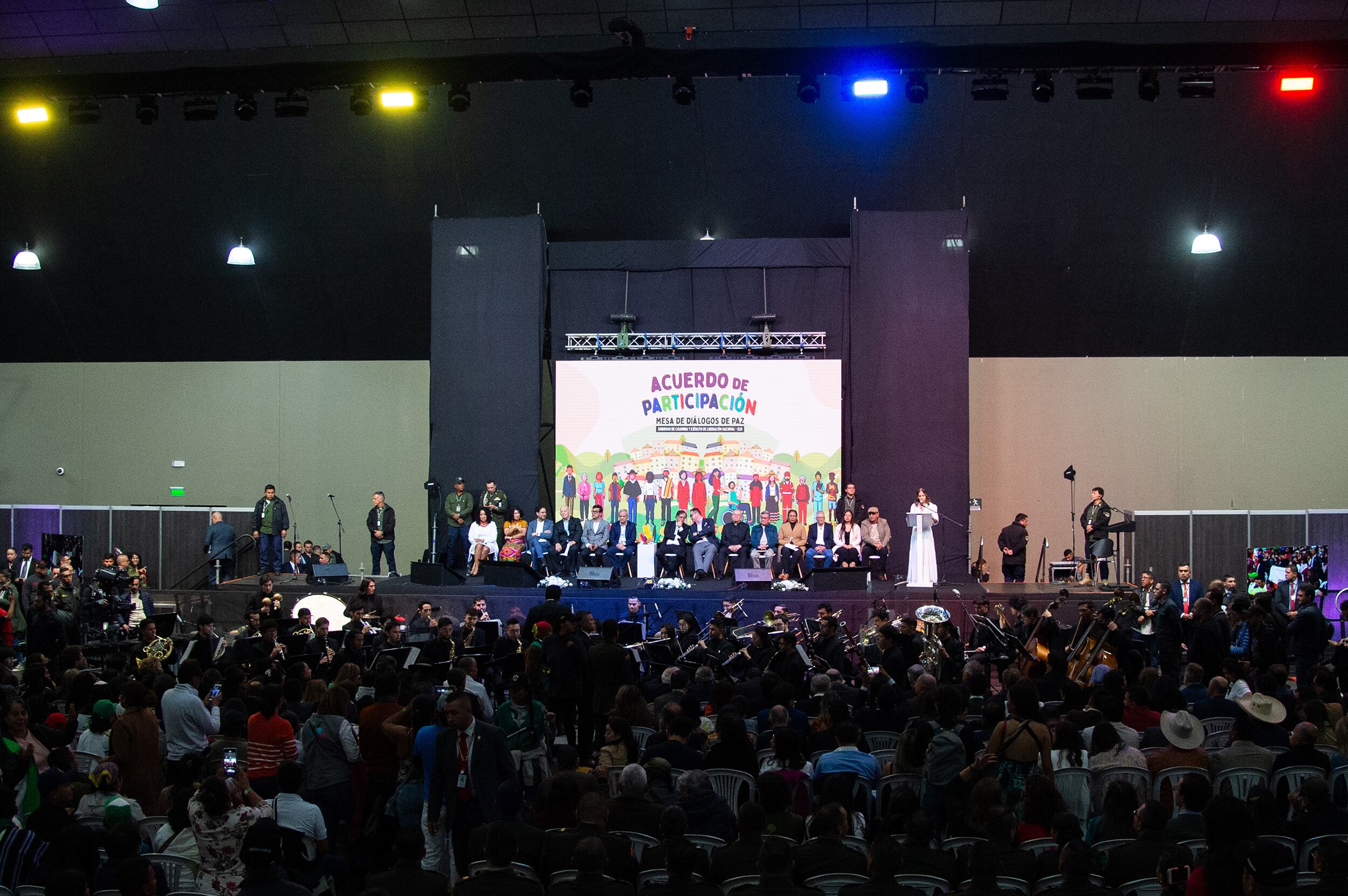 Gobierno colombiano inicia un alto el fuego de seis meses con el Ejército de Liberación Nacional o ELN