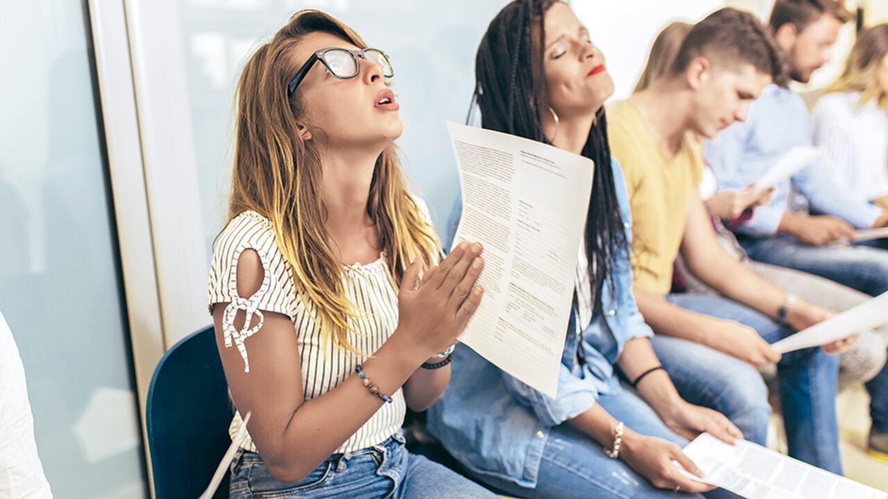 Entre los profesionales que trabajan a tiempo completo y tienen parejas e hijos, ellas hoy dedican 7,4 horas más al cuidado de los niños y 7 horas más a las tareas del hogar que ellos.