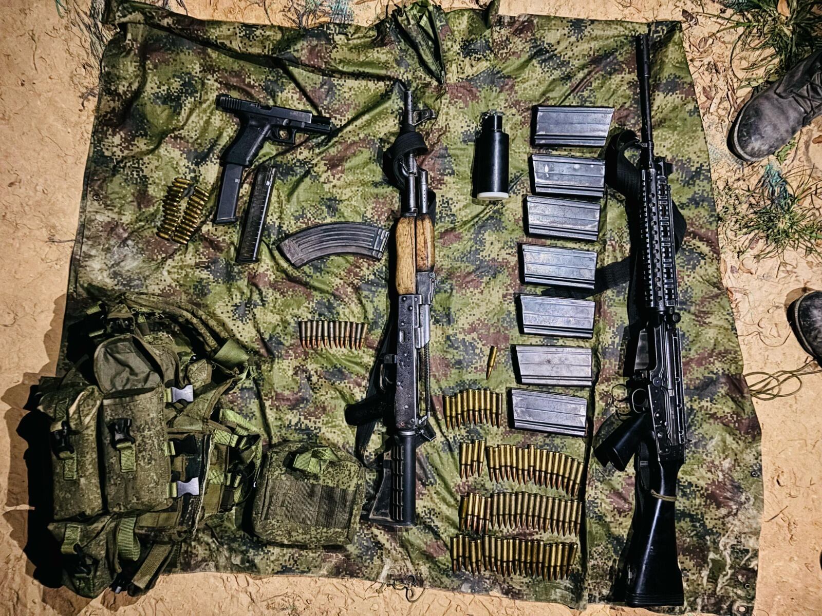 Fueron incautadas tres armas largas, un arma corta y demás material de guerra.