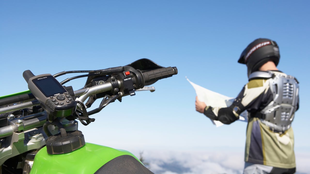 Los sistemas de navegación para moto están diseñados para soportar lluvia, vibraciones y rutas largas en Colombia.