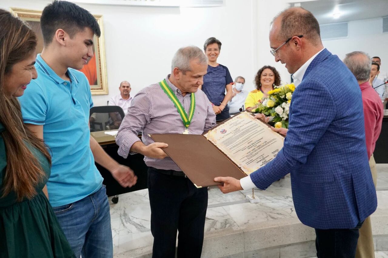 Condecoración Concejo de Bucaramanga a Carlos Ramón González en 2022