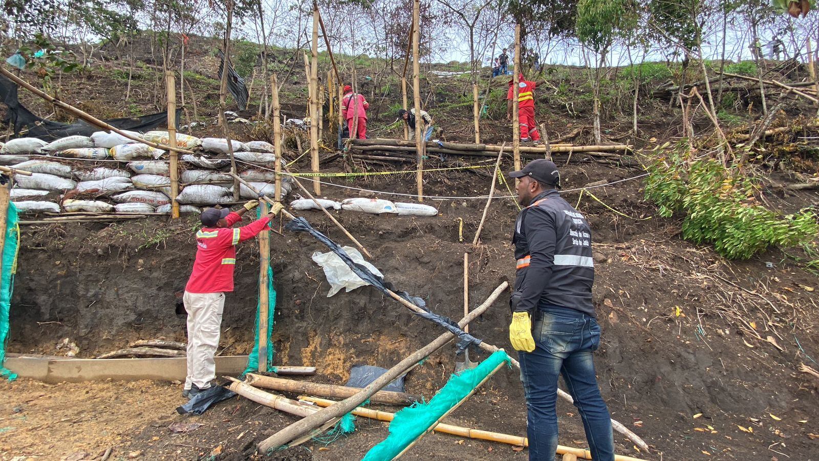 Operativos contra invasores en el cerro La Antena, vereda La Buitrera.