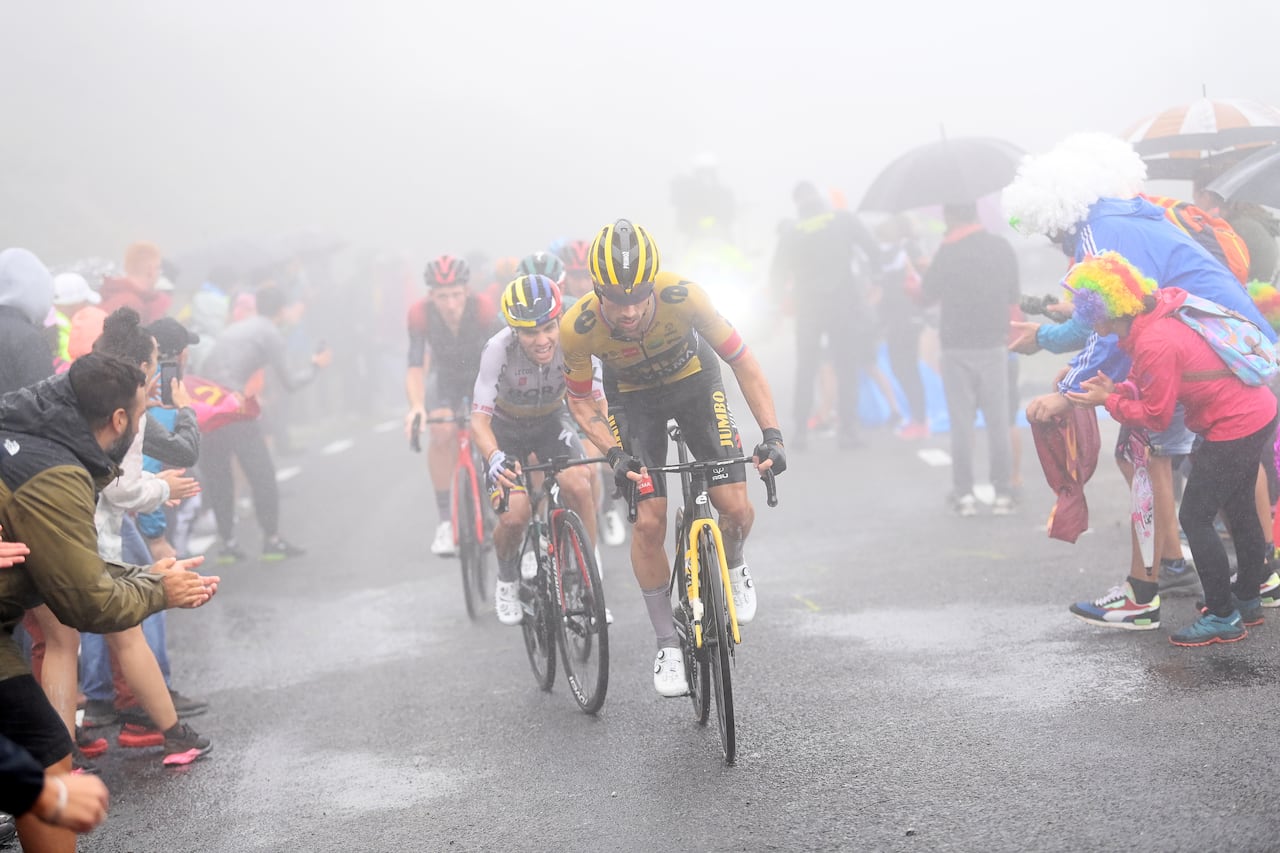 Primoz Roglic, seguido de Sergio Higuita en la etapa 6 de la Vuelta a España.